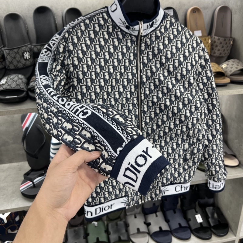 Áo khoác dior vân chìm cổ bẻ thêu ong 3570, áo phao dior chữ gấu