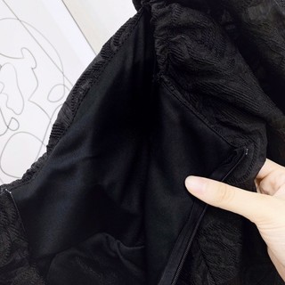 ĐẦM GẤM ĐEN CỔ TIM NƠ NGỰC
