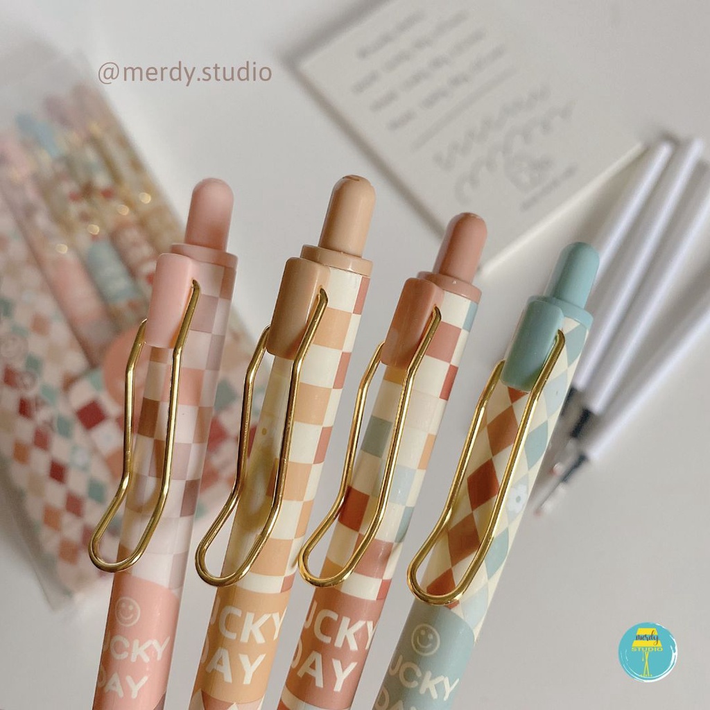 Bút bấm MURA Lucky Day vỏ caro ngòi 0.5mm, tặng thêm ngòi