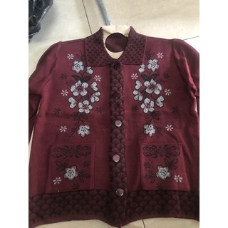Áo len cổ bẻ hoa trung niên gài nút .