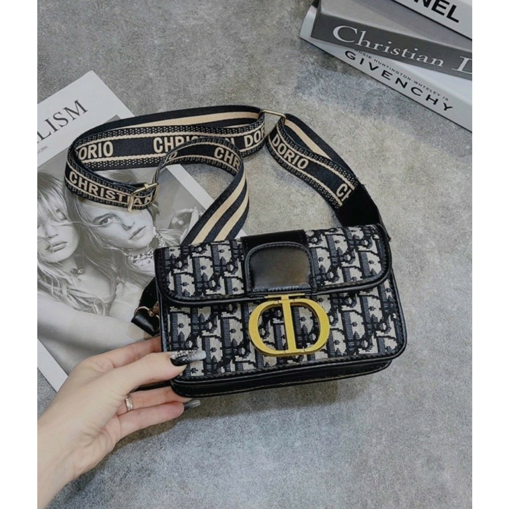 Túi đeo chéo Christian CD chất liệu vải dệt