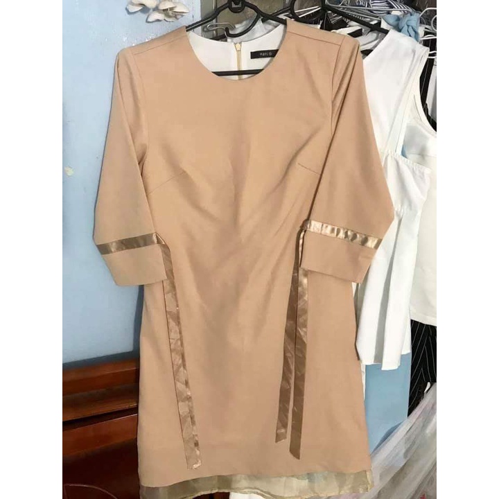 Đầm basic viền chân tay nơ Marc sz S