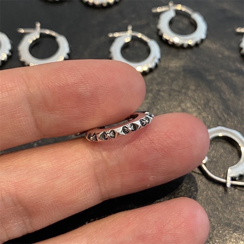 Bông tai chromehearts