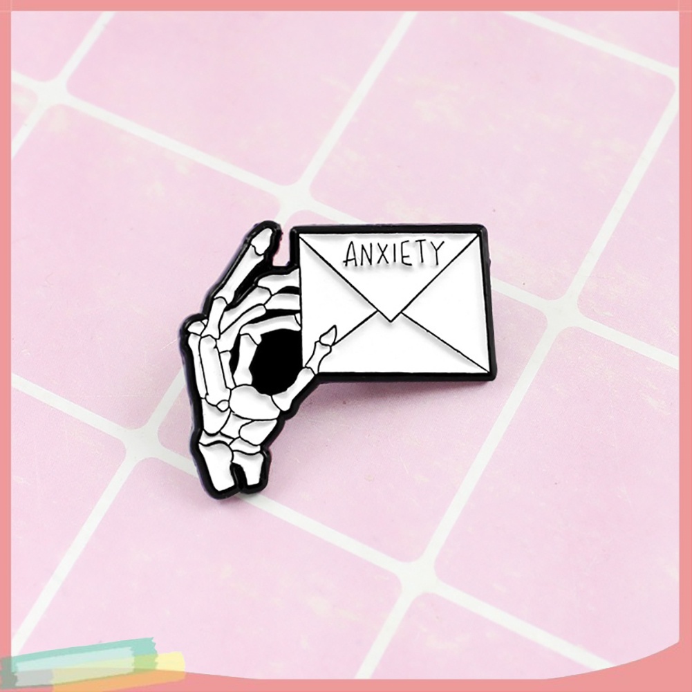 Trâm cài áo hình tay bộ xương trang trí