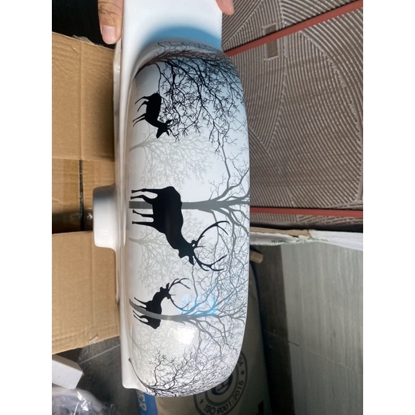 Chậu lavabo rửa mặt hoa văn đi kèm gương và kệ