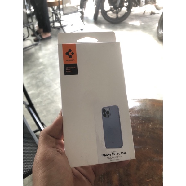 Ốp 13 promax Spigen silicon fit
