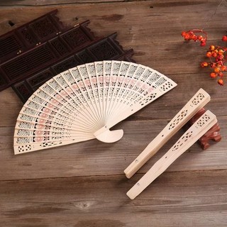 1 chiếc quạt gỗ