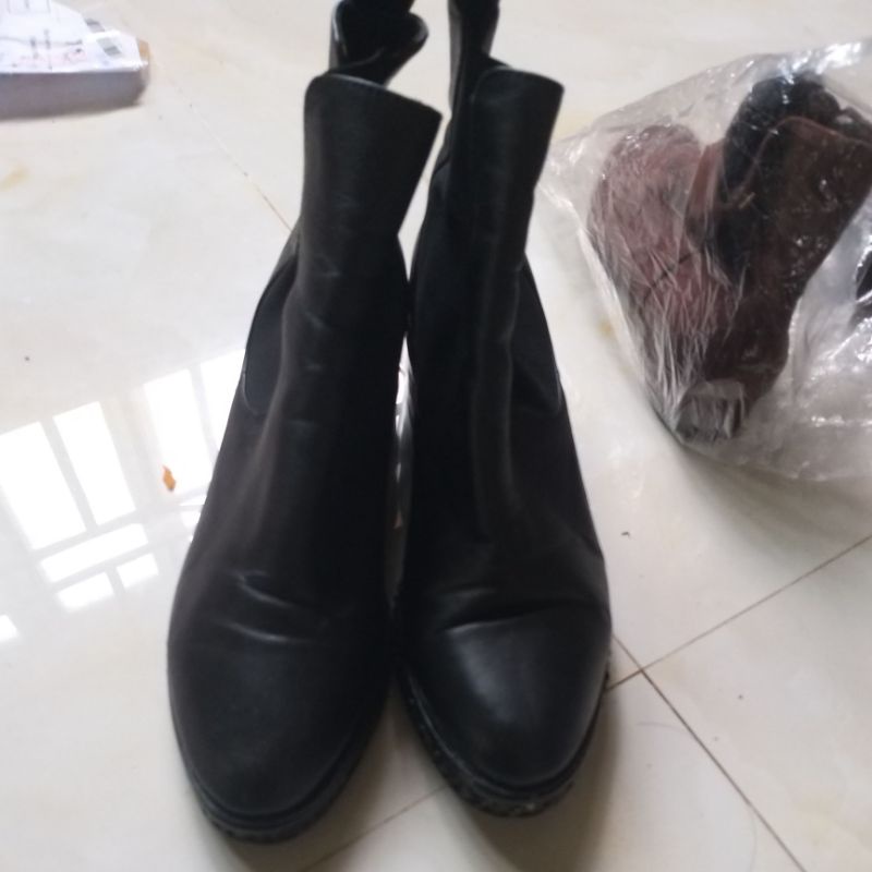 giày bốt sai 39