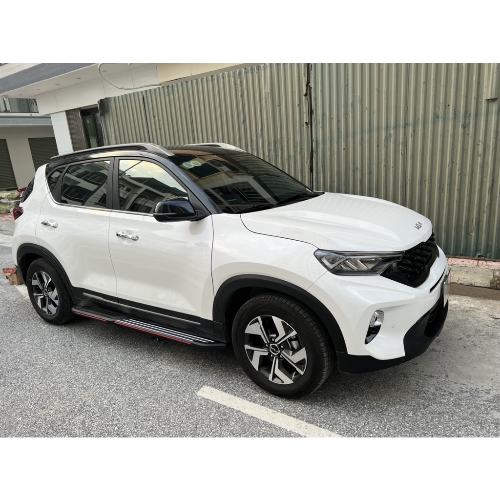 Bậc lên xuống, bệ bước chân xe Kia Sonet. Mẫu nhôm đúc. Khắc laser logo. Siêu KM