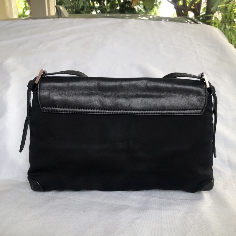 Túi chuẩn si. Túi qua sử dụng. Khách vui lòng xem hình nếu muốn biết thêm thông tin sản phẩm mời khách vô chat . Thanks.