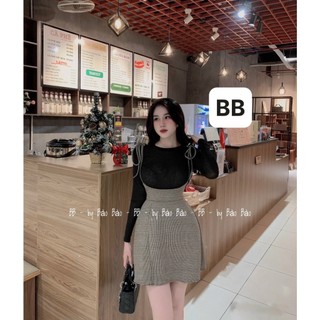 Set trang phục áo thun cổ tròn và váy yếm kẻ caro