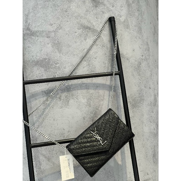 Túi clucht da sần hạt