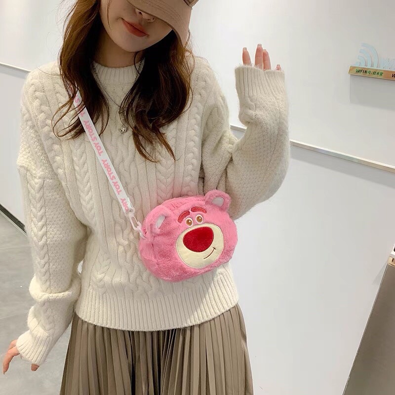 Túi đeo chéo gấu dâu lotso hồng phủ lông nhung mềm mại dễ thương De Perier