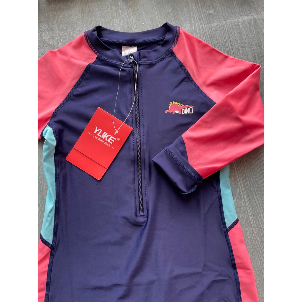 Bộ bơi bé gái dài liền, quần ngắn, màu than tay hồng YUKE 2189