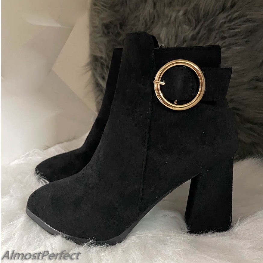 Giày boot chất da lộn màu đen mũi nhọn gót vuông cao 10cm