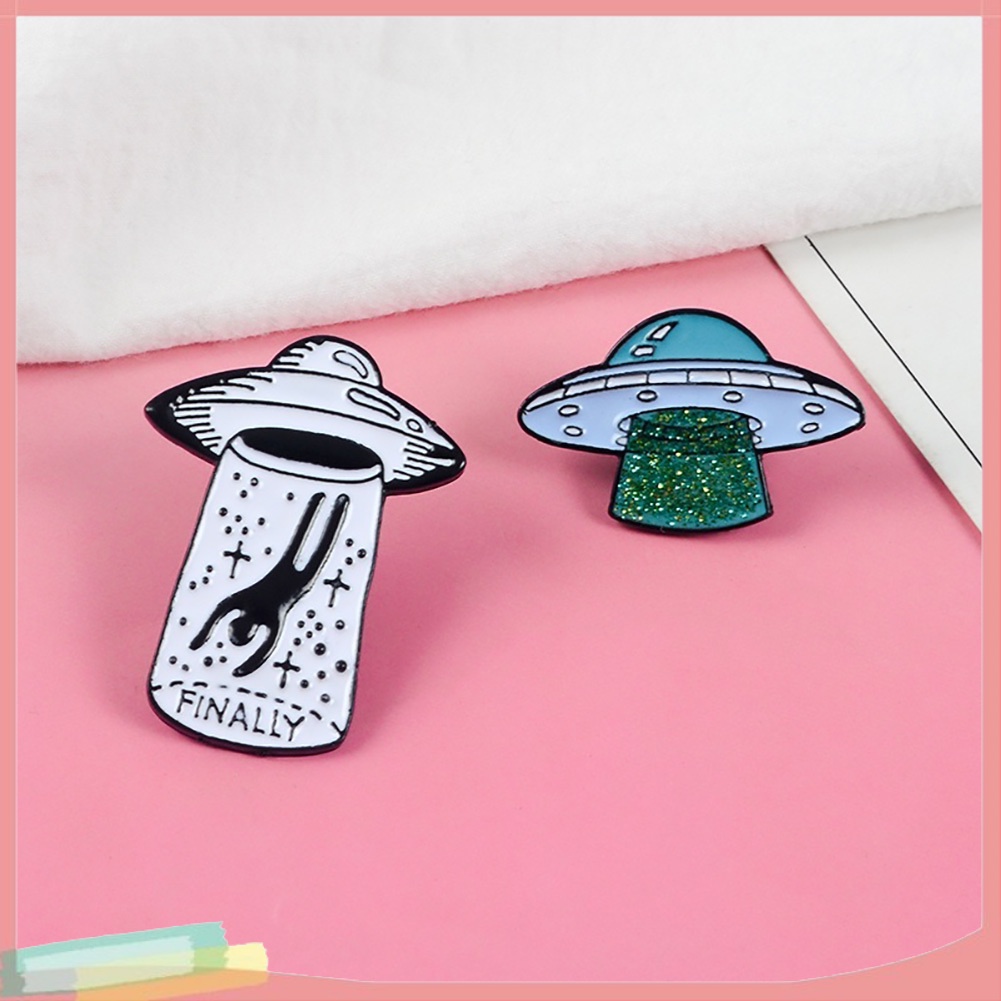 Trâm cài áo UFO hình chữ tiếng Anh sáng tạo &quot;&quot; Finally &quot;&quot; chất liệu kim loại