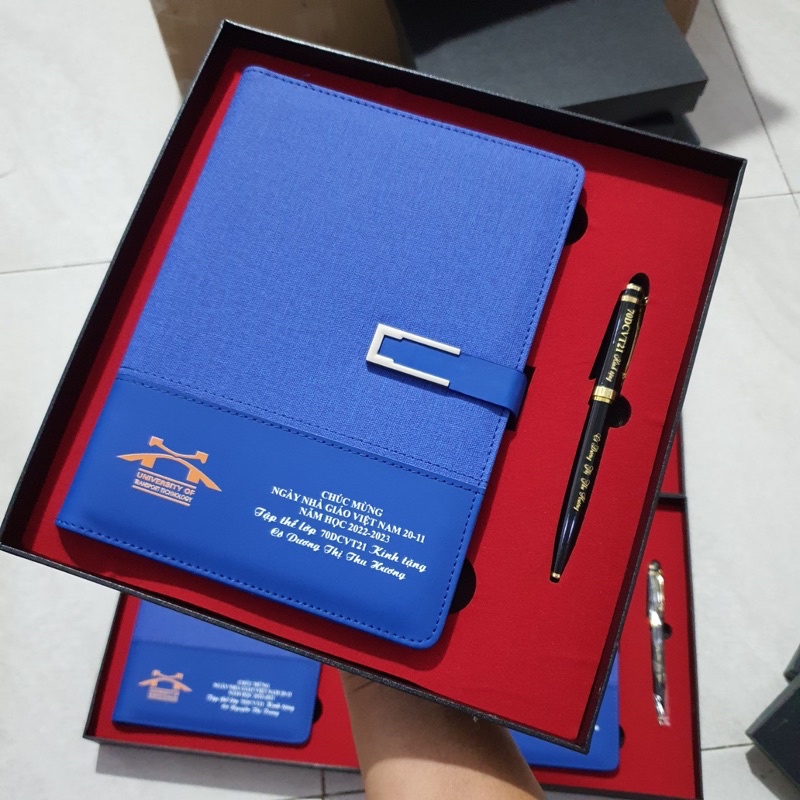 Sổ Còng Kèm Bút In Màu Hình Ảnh Tên, Logo Theo Yêu Cầu