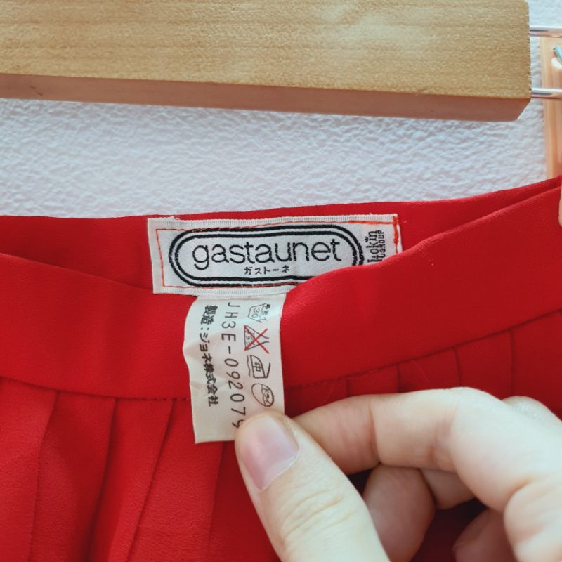Chân váy vintage Nhật xếp ly đỏ hiệu Gastaunet - em và nắng
