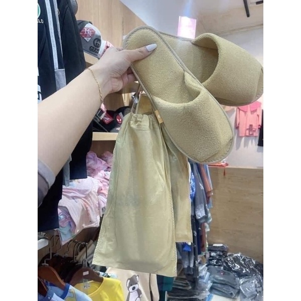 Dép đi trong nhà chuyên dụng chống trơn trượt rất êm và dày dặn dành cho gia đình