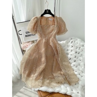 Đầm nude ren hoa cổ vuông tay bồng