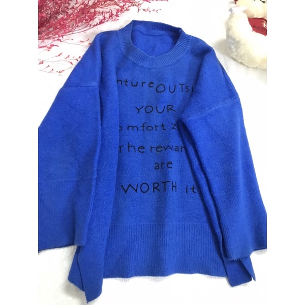 Áo len xanh phối chữ