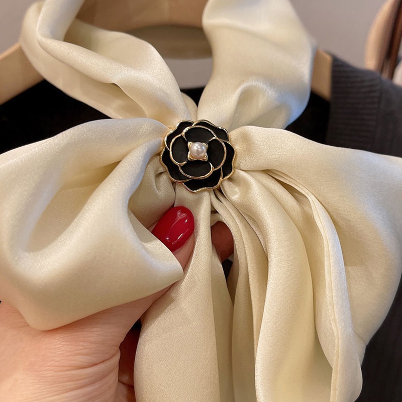 Ghim Cài Khăn Choàng Lụa Tráng Men Hình Hoa Trà Đính Ngọc Trai Phong Cách Pháp Cổ Điển