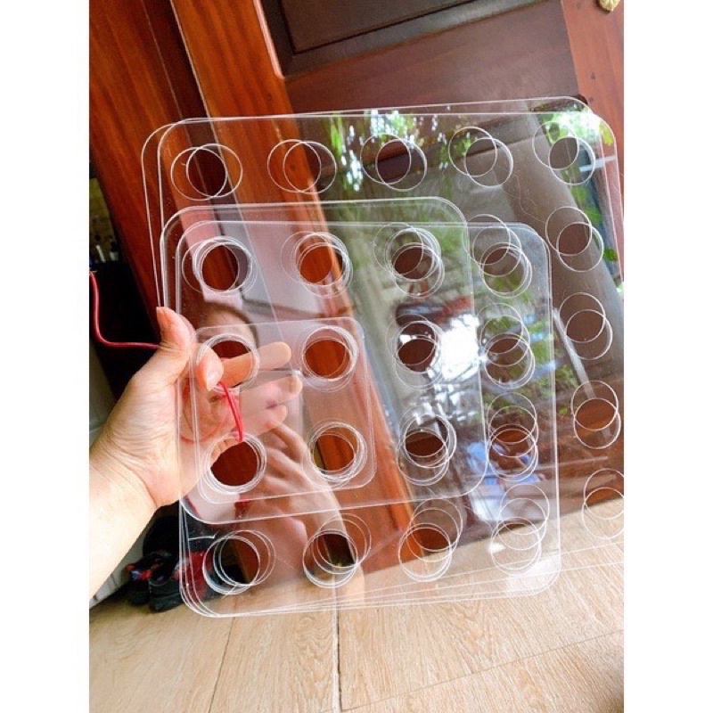 Tháp mica trưng bày chai nước để chùa, tháp nước lễ tết