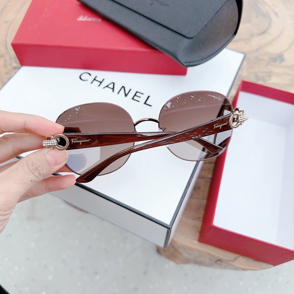 Kính mát Salvatore Ferragamo viền đỏ, càng màu nâu  SF231SRK 249 - Nude/gold