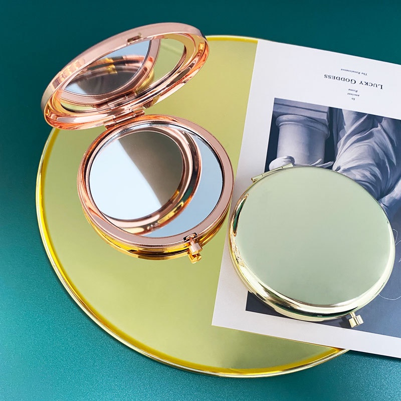 Gương gấp trang điểm chất lượng cao, sắc nét, gương phóng to 2 lần để quan sát từng chi tiết.