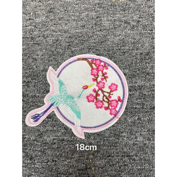 Patch vải ủi nhiệt hình thêu tròn cò hoa đào gắn áo dài , áo cách tân cực xinh