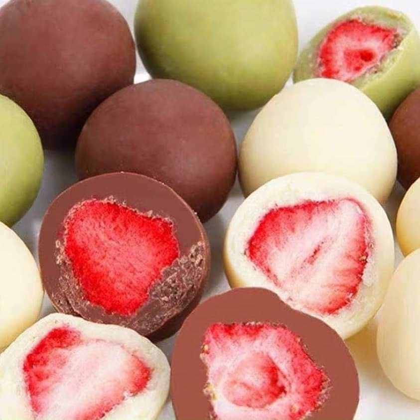 (Mẫu mới) Socola bọc dâu tây sấy chua ngọt nhiều hương vị sữa, socola, trà xanh, hoa hồng túi 6 viên 60gr