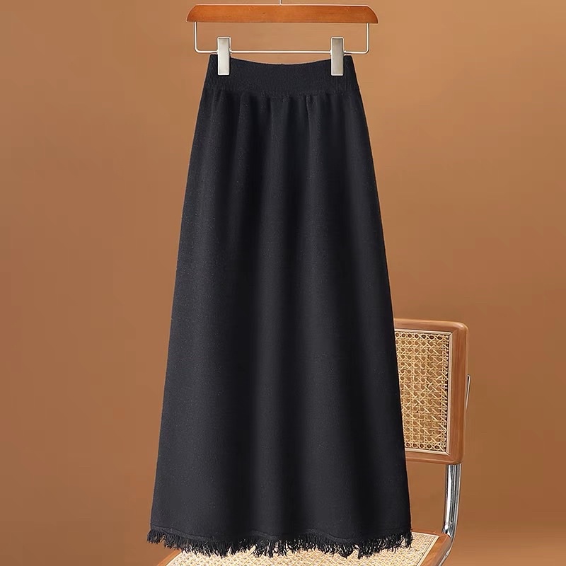 Chân váy tua rua đen len