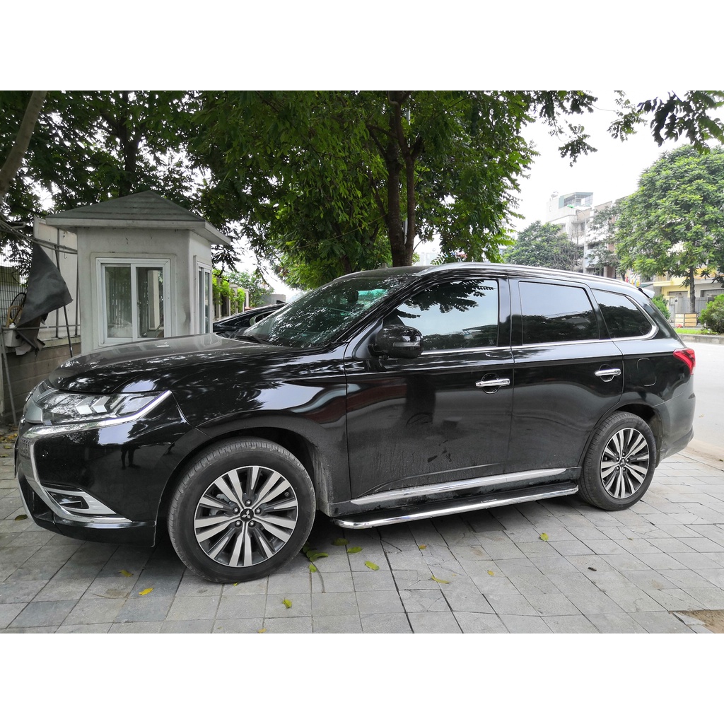 Bậc lên xuống, bệ bước chân xe Mitsubishi Outlander 2016 - 2022. Mẫu Nhôm đúc 100%, siêu KM