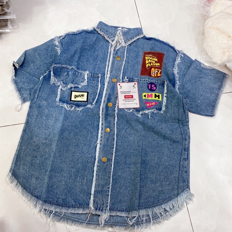 Áo sơ mi jean phối viền tua rua gắn mác chữ tay ngắn