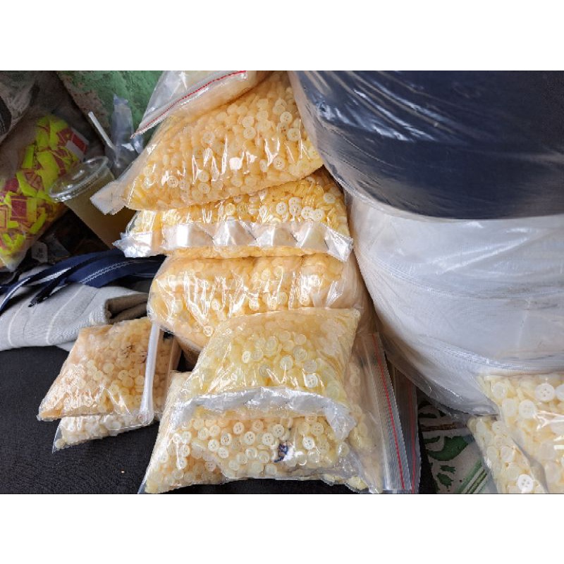 Nút sơ mi 1cm,1,1cm giá 25k/500 nút