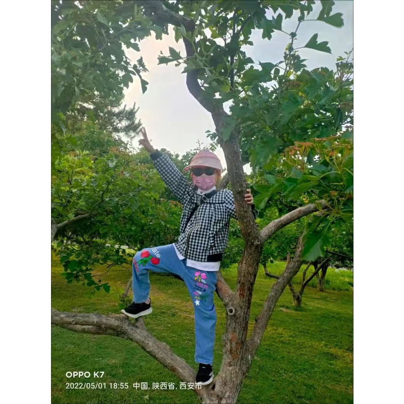 Quần bò dài mềm màu xanh hoạ tiết hoạt hình cho bé gái  N01347