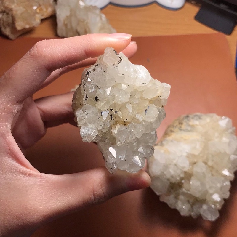 Cụm vỉ đá thach anh trắng sưu tầm, thanh tẩy bài tarot