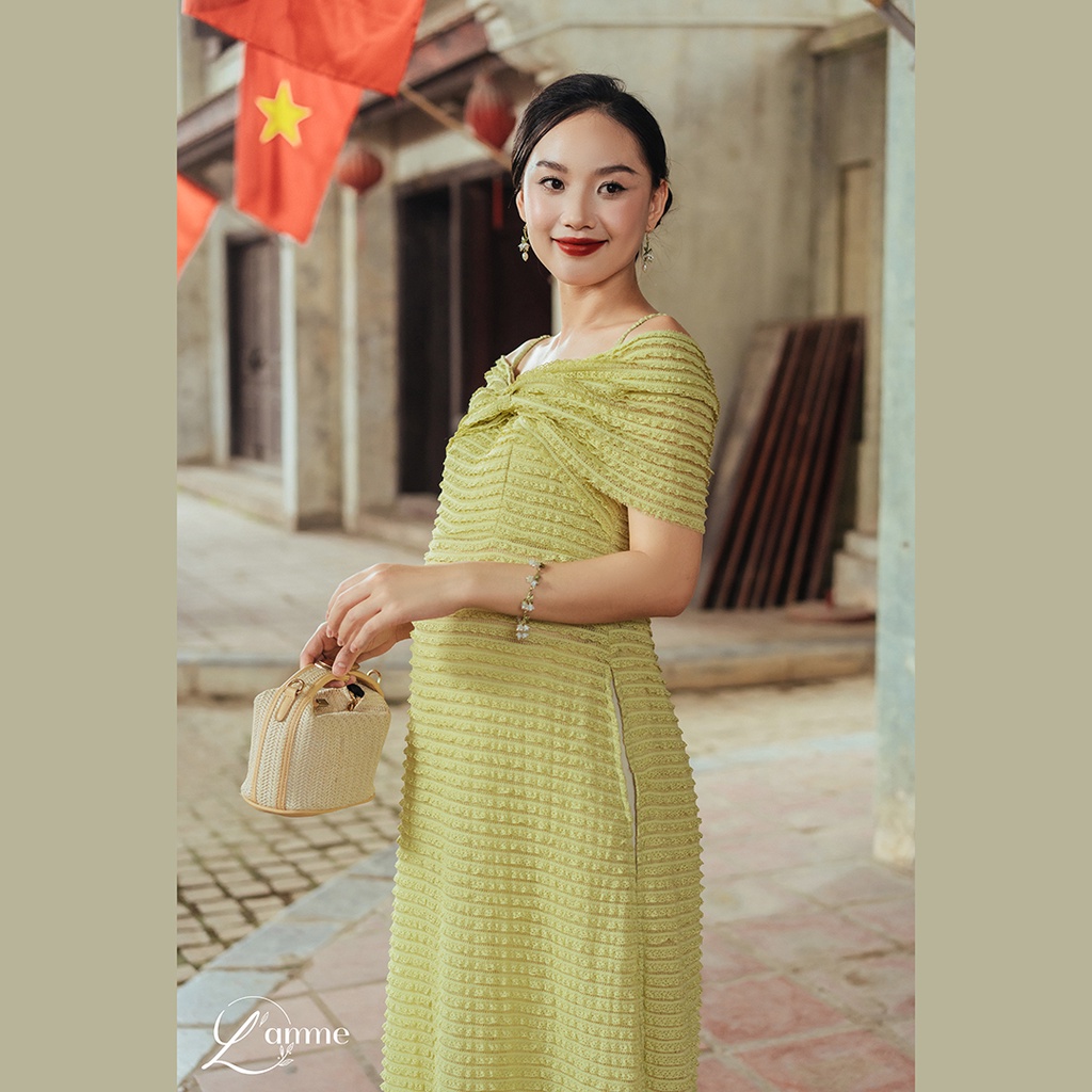 Áo dài cách tân Mộc Trà chất liệu ren nhún mặc trễ vai cách điệu cho mẹ bầu thiết kế của LAMME