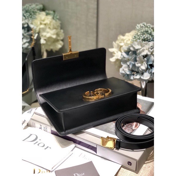 Túi xách nữ đeo chéo khoá CD, kẹp nách cũng xinh. Da mịn.