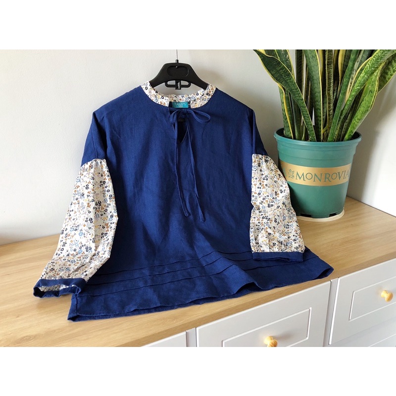 Áo linen cổ tàu thắt nơ phối hoa nhí