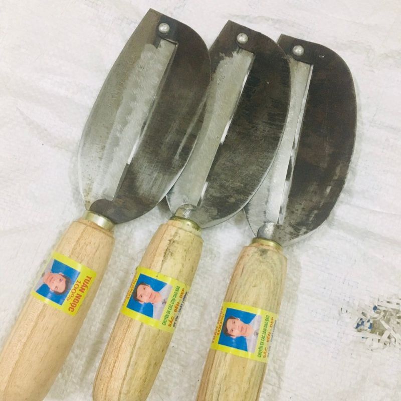 Dao bào Tuấn Ngọc cán gỗ lưỡi bằng thép cán siêu bén.