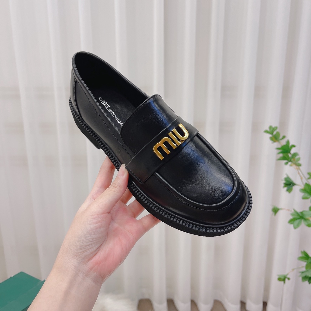 Giầy moca da mềm khóa chữ miu vàng