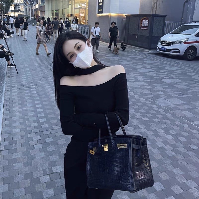 Áo len tăm trễ vai dài tay, có dây vòng qua cổ, phong cách hàng Quảng Châu