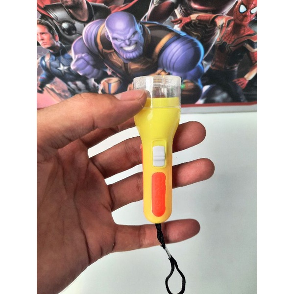 Đèn pin  LED siêu phát sáng giúp bé quan sát thỏa thích vui chơi