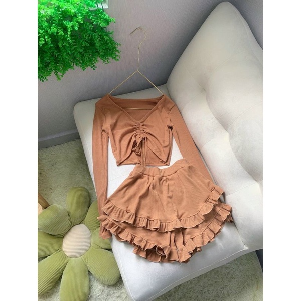 Sét Áo Thun Gân Tay Dài + Quần 2 Tầng Phối Bèo Chuẩn Thời Trang Nữ, Form dáng cực xinh Trẻ trung gợi cảm.