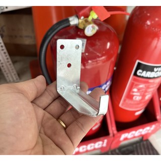 Móc treo bình chữa cháy, bình cứu hỏa bằng sắt xi mạ kẽm- Bảo hộ lao động Phú Minh
