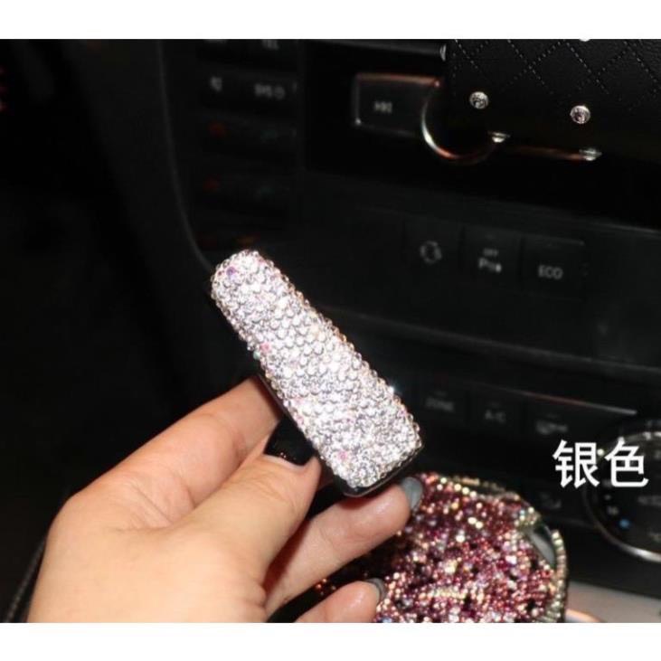 Kẹp treo kính trên ô tô đính đá tiện lợi và sang trọng với 3 màu trắng, hồng và tím đen