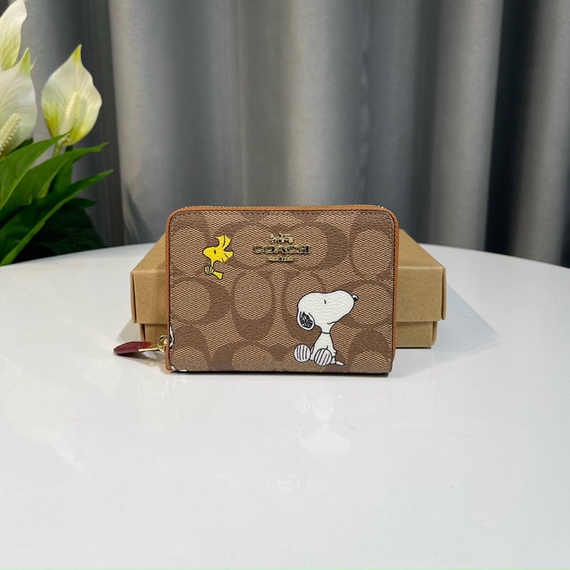 Ví ngắn Coach X Peanuts Zip hoạ tiết chó