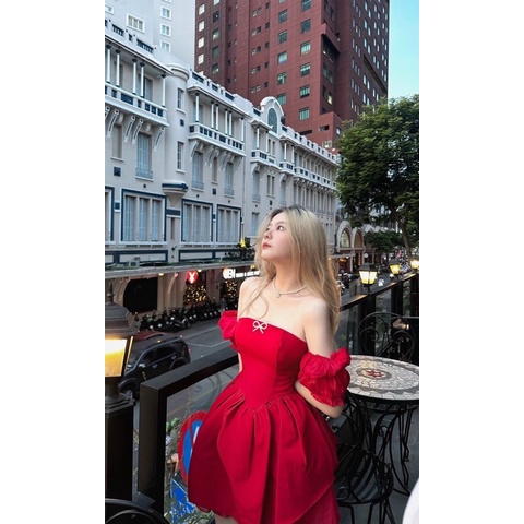 ĐẦM ĐỎ ỐNG RỚT VAI TAY VOAN BO KHÚC ĐÍNH TAG NƠ GIỮA