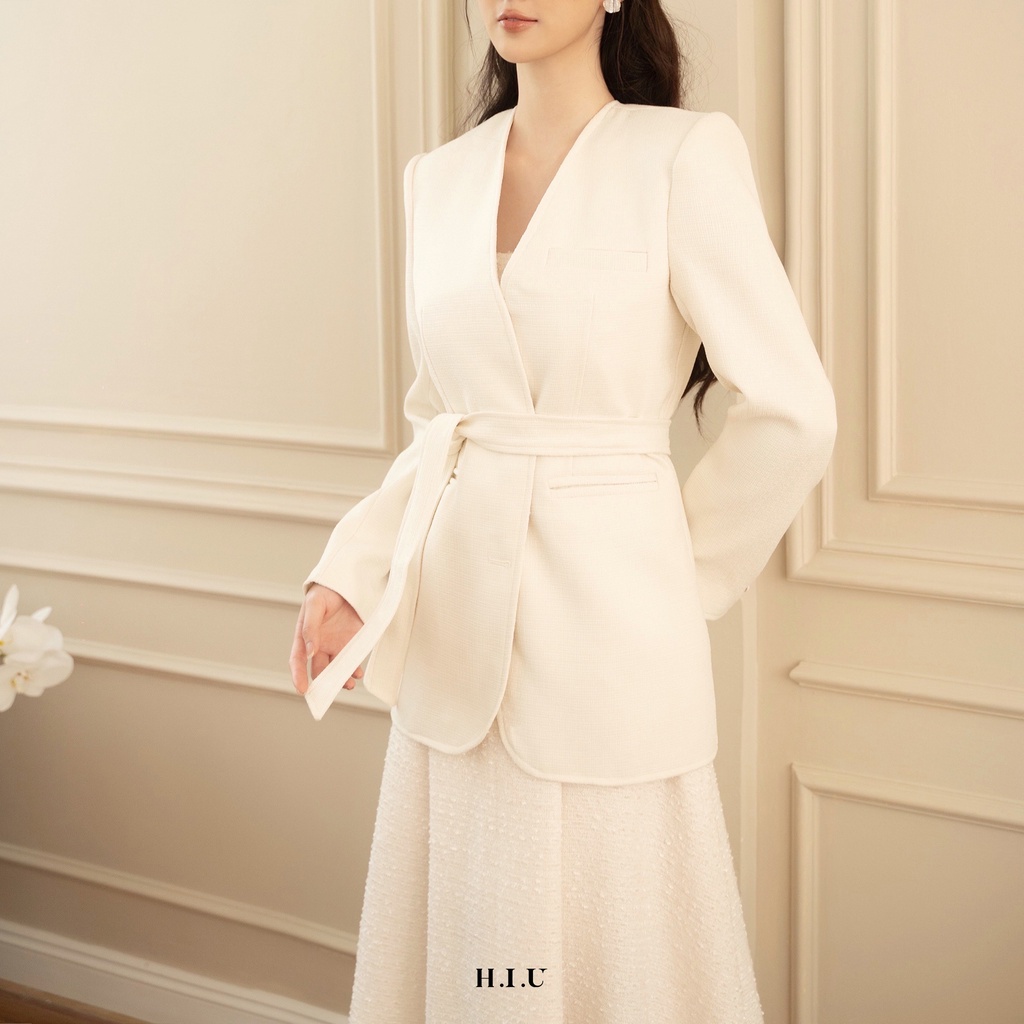 Áo Blazer nữ thiết kế dạ tweed Madam cream H.I.U Fashion, tông màu nhã nhặn dập sọc vân nổi 2 lớp dày dặn cổ tim kèm đai